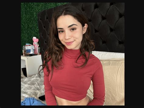 Daisy Blooms Nudes