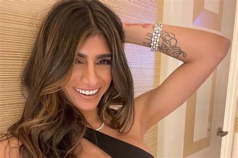 Ex Pornhub Star Mia Khalifa Teases Fans With Cheeky Topless Shower Snap Ex Pornhub Star Mia Khalifa Teases Fans With Cheeky Topless Shower Snap